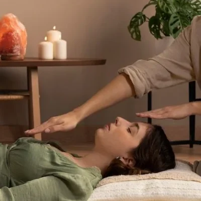 Persona que realiza terapia de reiki _ Foto Gratis Persona que realiza terapia de reiki Foto Gratis qoefzi3h3zl3usmqd0h2gzvmqwl5r5th1747b2p1uo